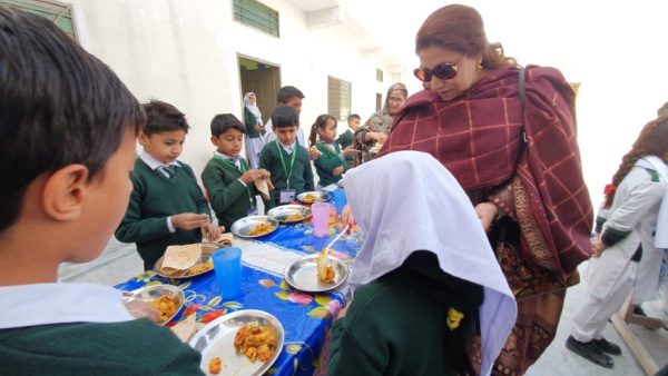 2022 12 05 – H.E RAHEELA KHAN serving the daily meal at the INNER VOICE EDUCATION SYSTEM Burma Town Campus in Islamabad