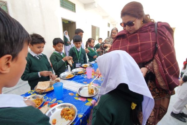 2022 12 05 – H.E RAHEELA KHAN serving the daily meal at the INNER VOICE EDUCATION SYSTEM Burma Town Campus in Islamabad